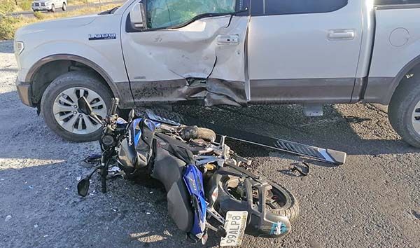 Se impacta moto contra pick up