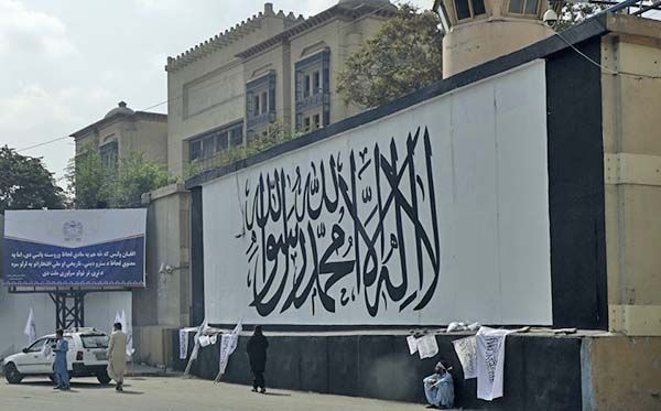 Talibanes atacan casa de doctora y directora de ONG en el sur de Afganistán