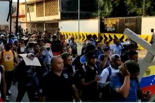 Se enfrentan migrantes con GN en Chiapas