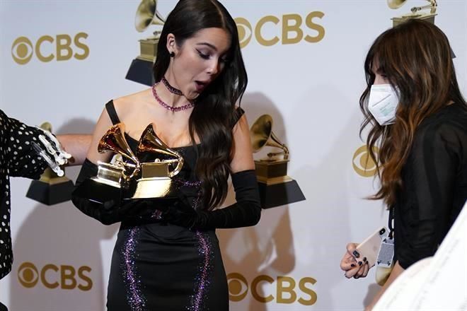 ¡Como Taylor Swift! Olivia Rodrigo tira su Grammy y lo rompe