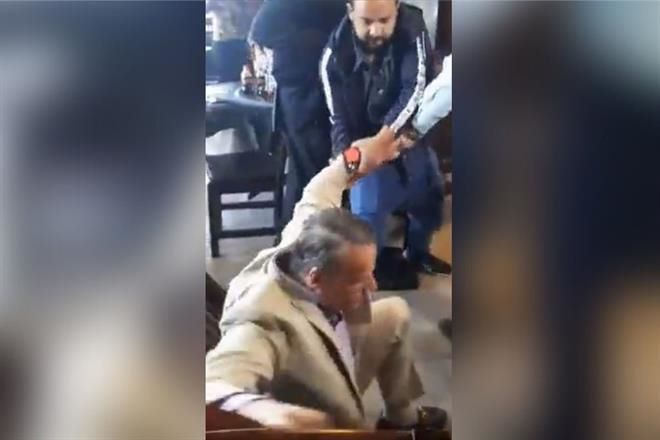 Termina Alfredo Adame otra vez en el piso en nueva pelea (VIDEO)