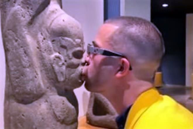 Burla seguridad en Museo de Antropología… ¡y lame piezas!￼