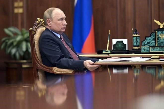 Sanciona EU a hijas de Putin y bancos rusos