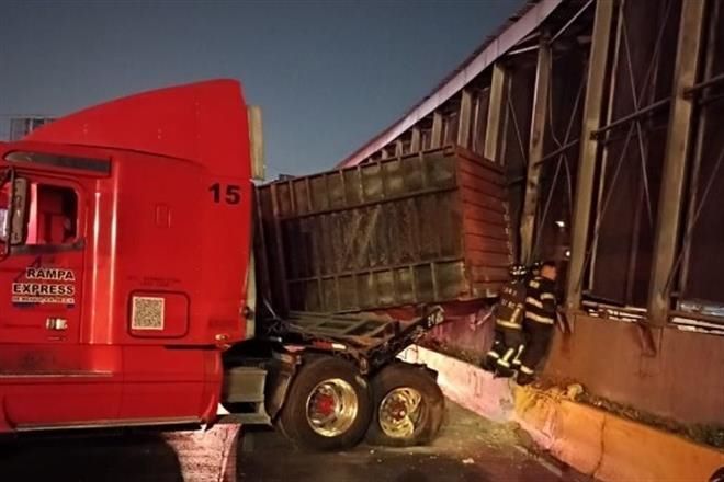 Choca tráiler contra muro del Metro en Venustiano Carranza
