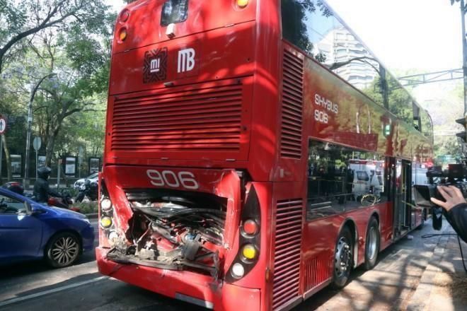 Deja choque de MB y camión de pasajeros 60 heridos