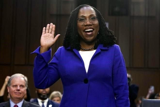 Confirman a primera mujer negra para Corte Suprema de EU