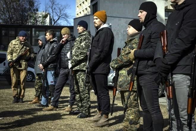 Sufren dilema hombres ucranianos: huir o quedarse a luchar