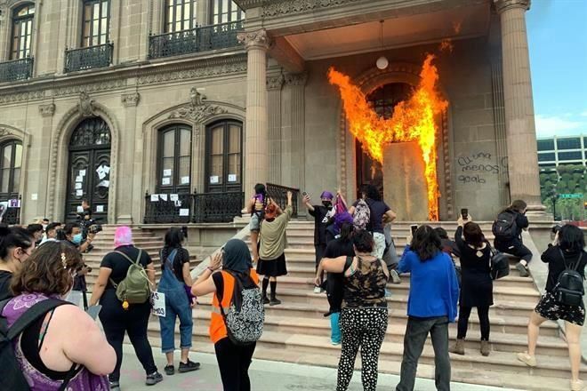 Prenden fuego a puerta de Palacio de Gobierno de NL