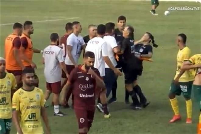Despiden a DT tras dar cabezazo a jueza de línea