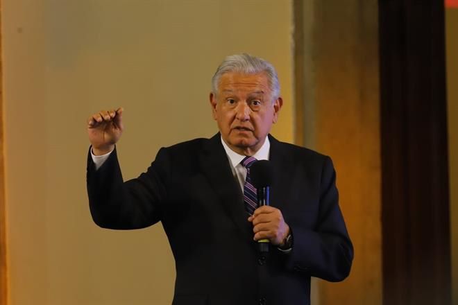 Reprocha AMLO al PRI ir con PAN y no ‘al centro’ por luz