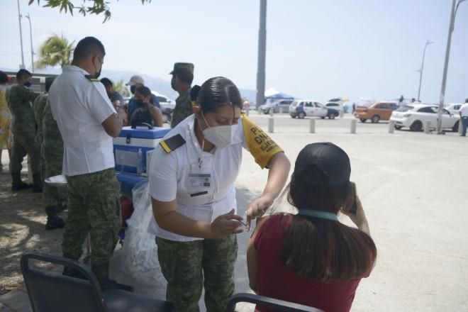 Vacunarán estados a turistas en temporada vacacional