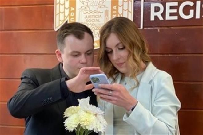 Se casan en Tijuana ucraniana y ruso