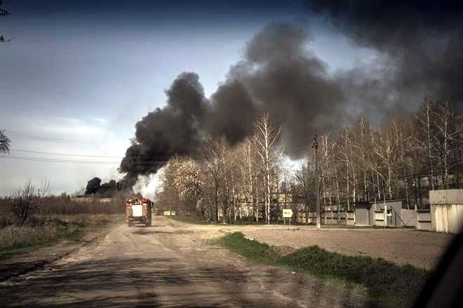 Atacan rusos fábrica militar en Kiev