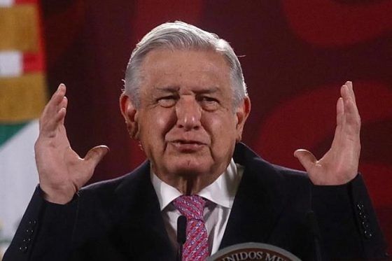 Amaga AMLO a IP: transición eléctrica o juicios