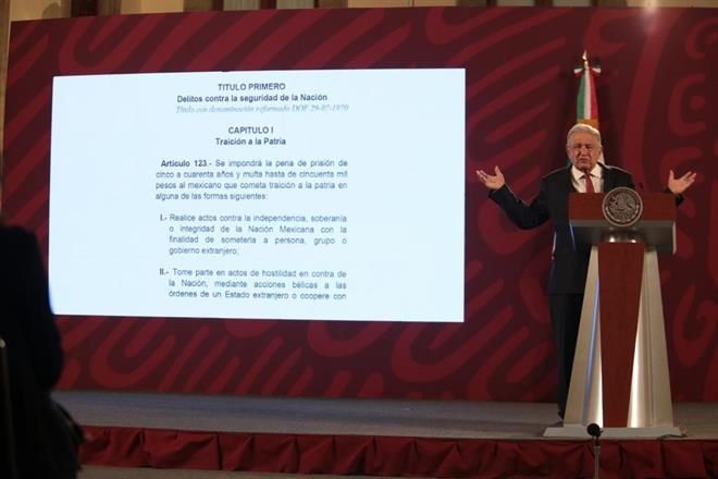 Arrecia AMLO acusación de traición y saca Código Penal