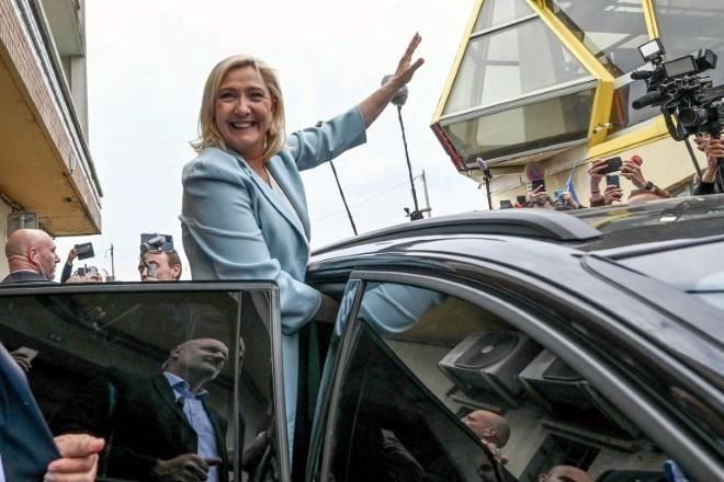Cierran campaña en Francia; intercambian últimos golpes