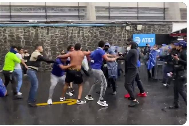Pelean aficionados de Cruz Azul con la Policía