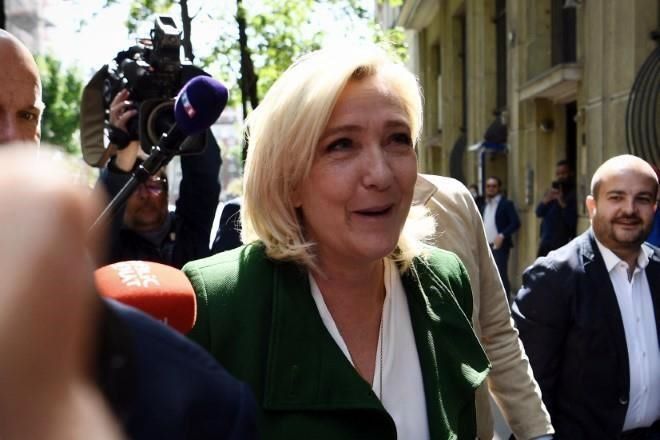Alista Le Pen campaña para legislativas en Francia
