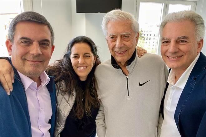 Supera Vargas Llosa Covid-19 y sale del hospital