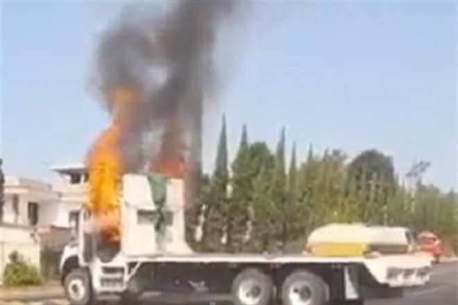 Bloquean e incendian camiones en Uruapan