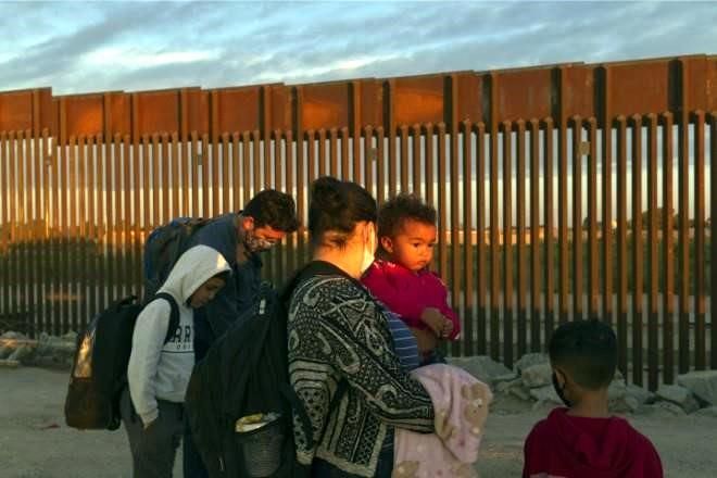 Han muerto más de 16 migrantes tras caer de muro de Trump