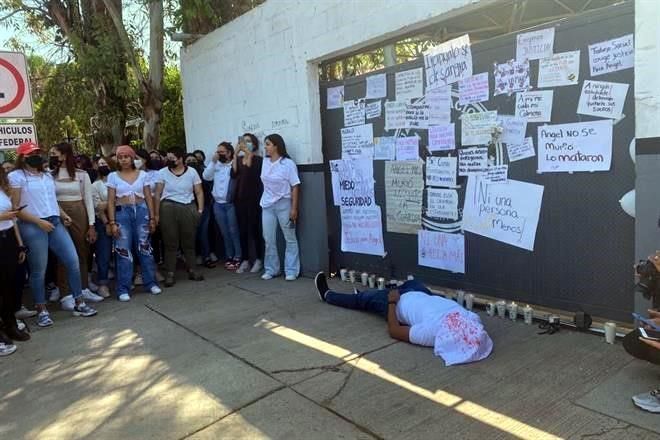 Lanzan estudiantes: ‘La Guardia no me cuida, es asesina’