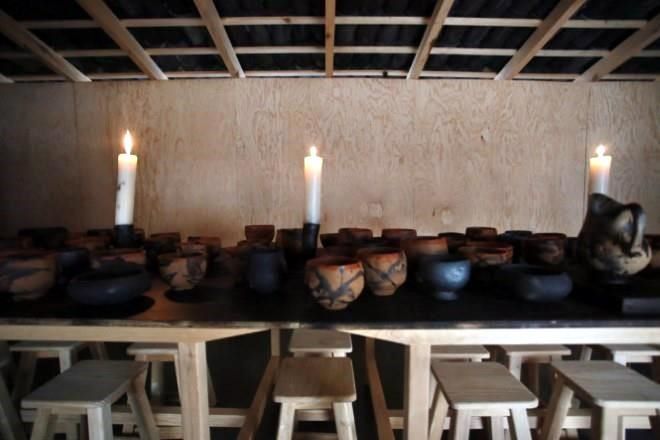 Ofrece Tiravanija barro, pulque y mezcal