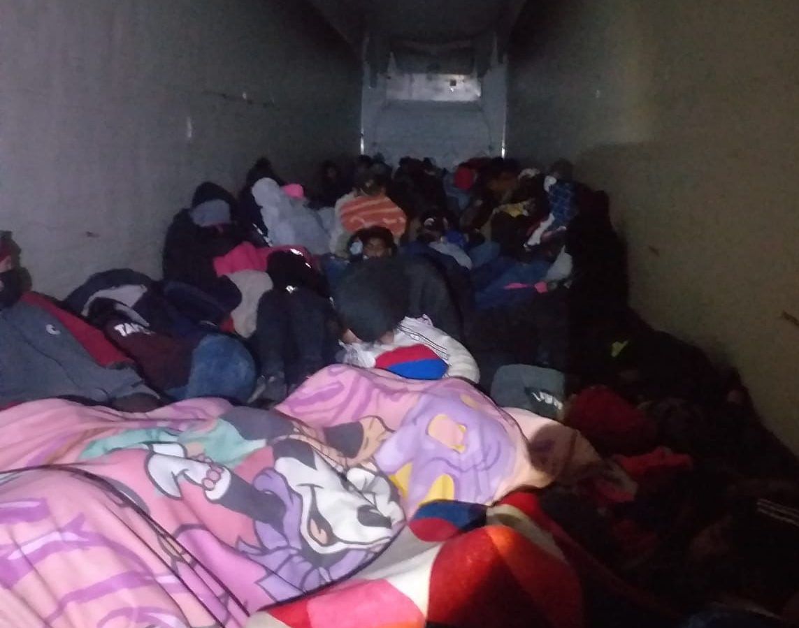 Otra vez rescatan a migrantes que viajaban en caja de tráiler.