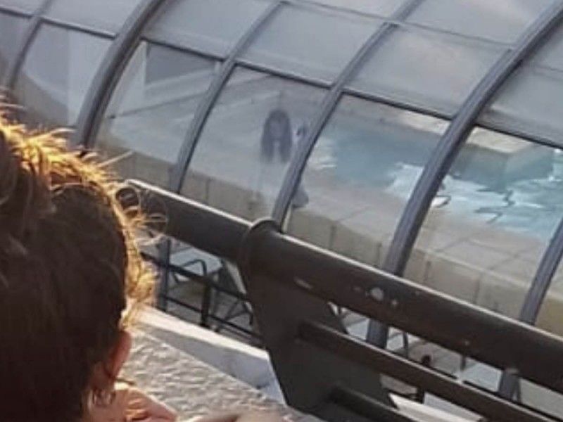 Captan escalofriante imagen de fantasma; pareja tomaba fotos en jacuzzi