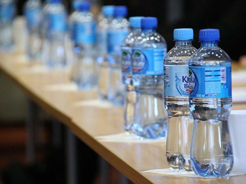 Cachan a estudiantes dando viagra diluido en agua a compañeras; así el reto viral