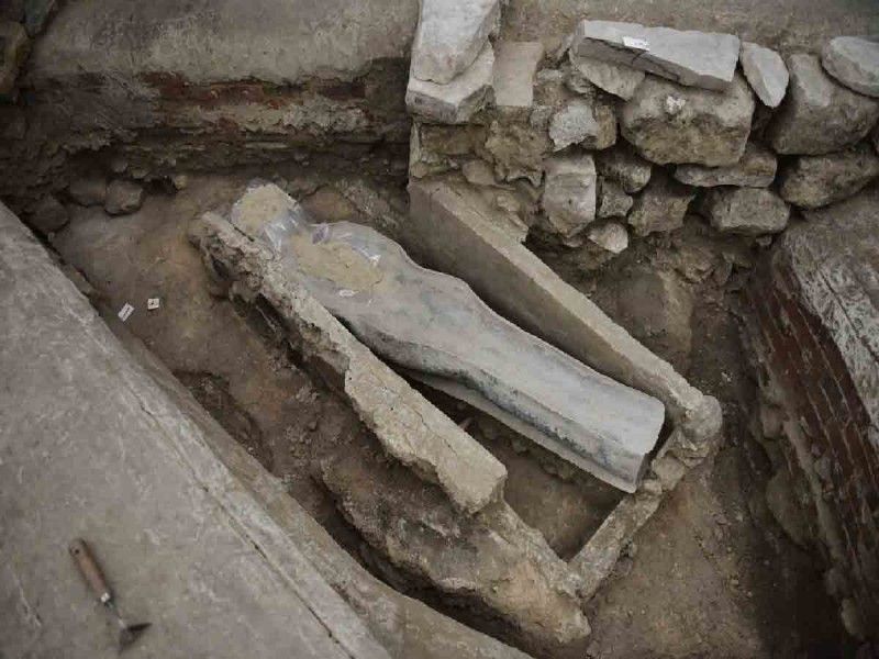 Descubren un sarcófago de plomo y unas manos de piedra en las entrañas de Notre-Dame