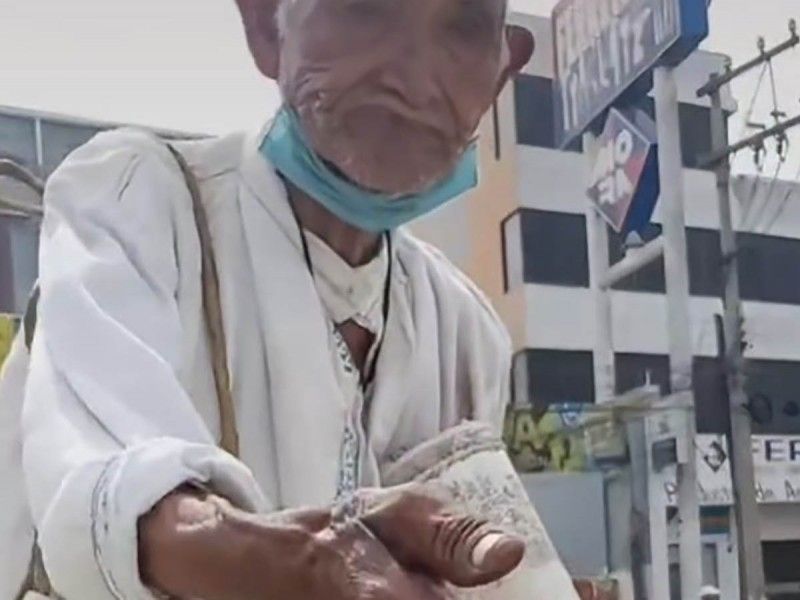 Abuelito indigente arroja monedas a conductor que «solo le dio 2 pesos»