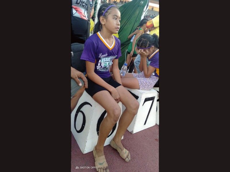 Se burlan de una niña por correr descalza y gana todas las competencias