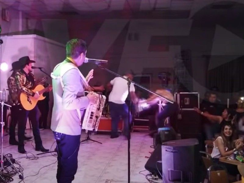 Vinculan por tentativa de feminicidio a hombre que apuñaló a su ex pareja durante concierto de Paco Barrón