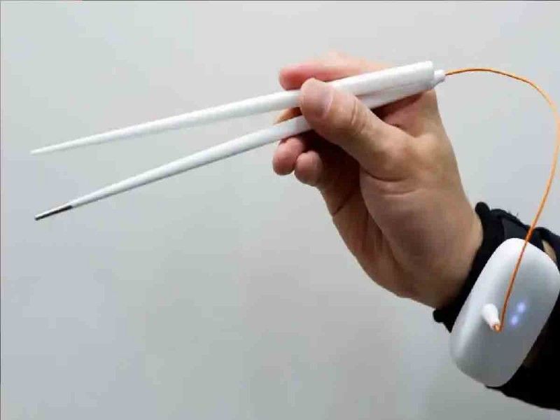Crean unos palillos chinos eléctricos para potenciar sabores