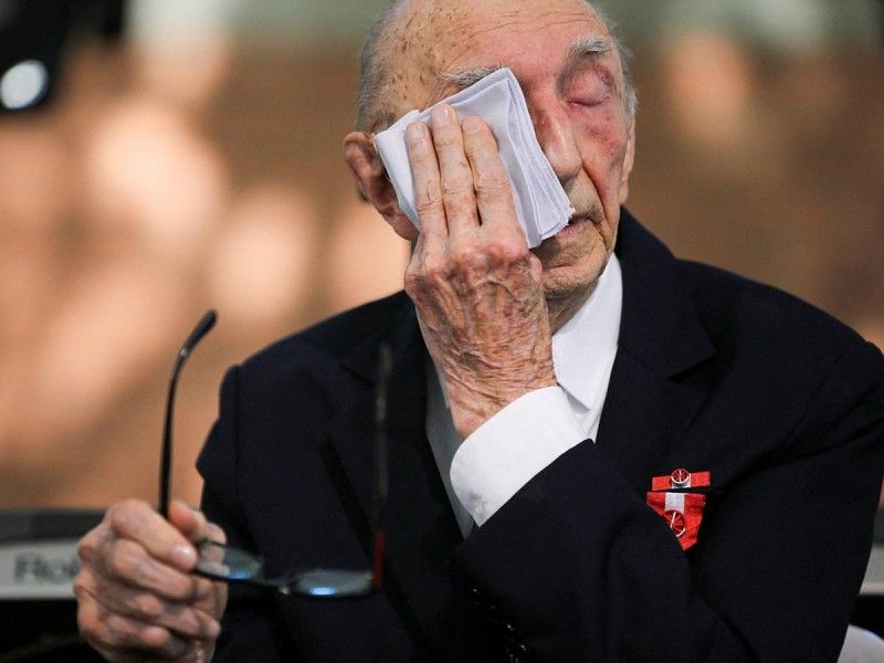 Hombre cumple 84 años trabajando en la misma empresa, rompe récord
