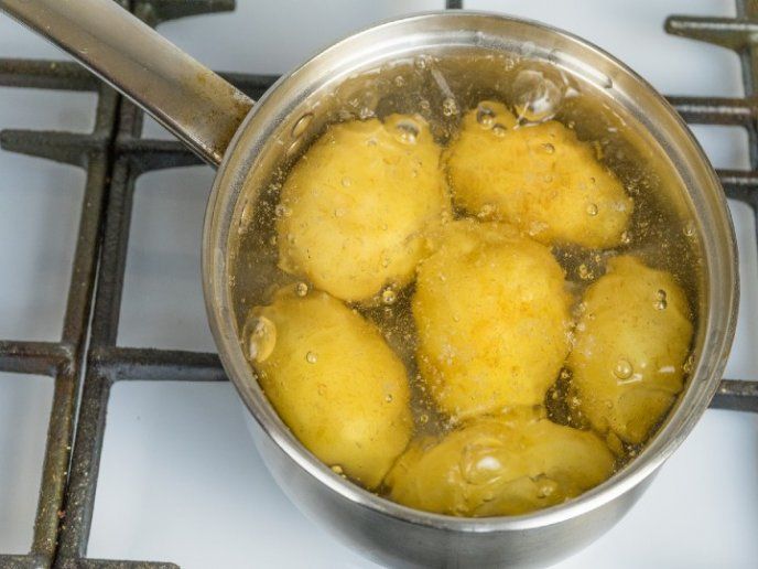 Tres errores que puedes evitar al cocinar y cocer papas