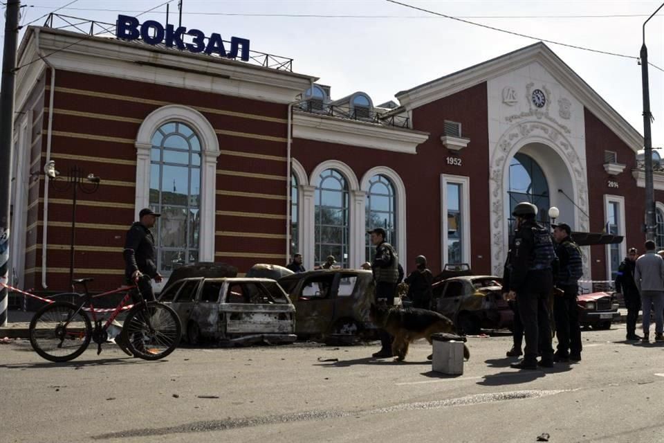 Deja 50 muertos ataque ruso en estación de tren en Ucrania￼