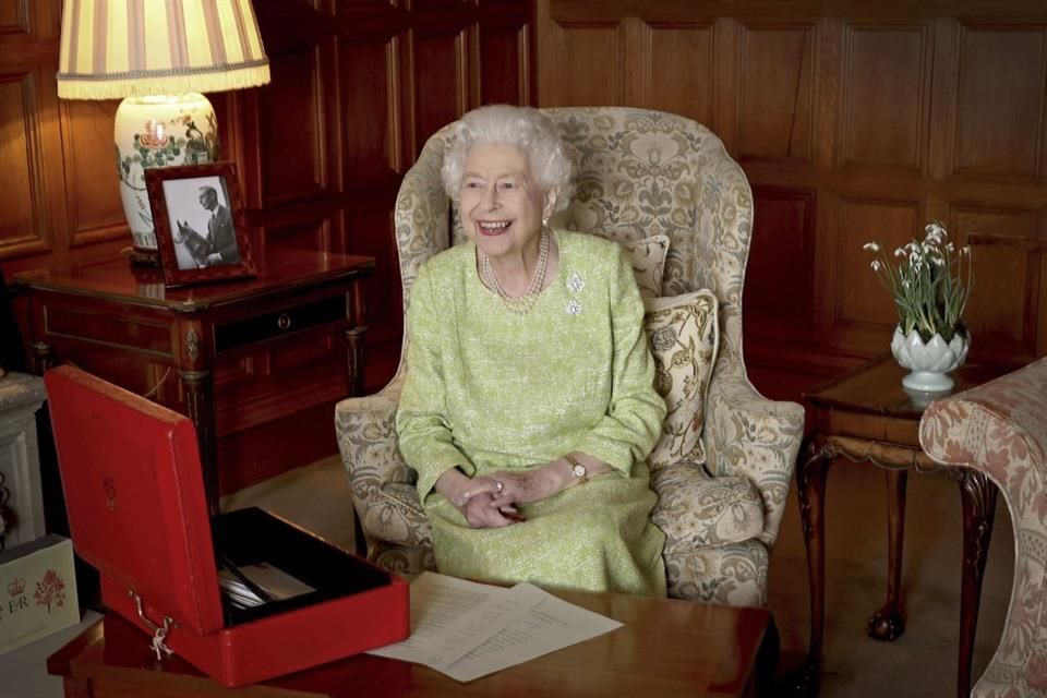 Reina Isabel II celebra su cumpleaños 96 en privado