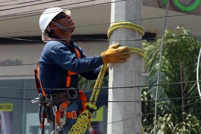 Pactan CFE y Suterm alza salarial de 3.5% y más prestaciones