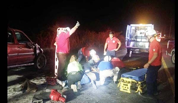 Queda lesionado al volcar su camioneta
