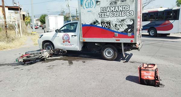 Tumba camioneta a repartidor de comida