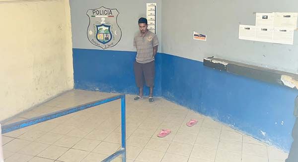 Se pone violento porque le dan caldo