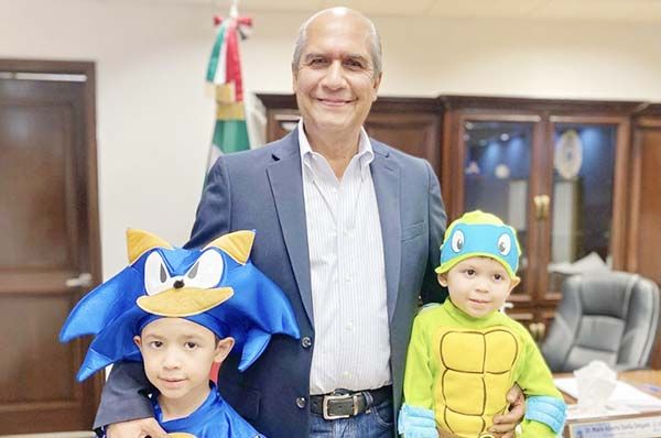 Recibe Alcalde a Sonic y a Leonardo