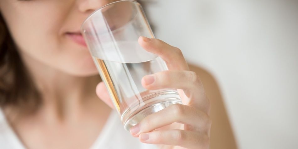 ¿Qué pasa si tomo un vaso de agua antes de dormir?