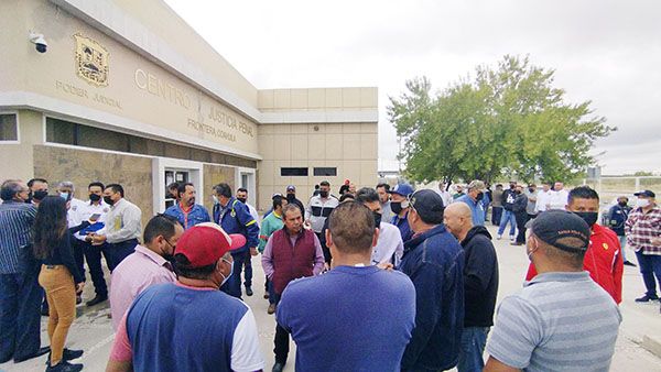 Protesta sindicato contra ex líderes