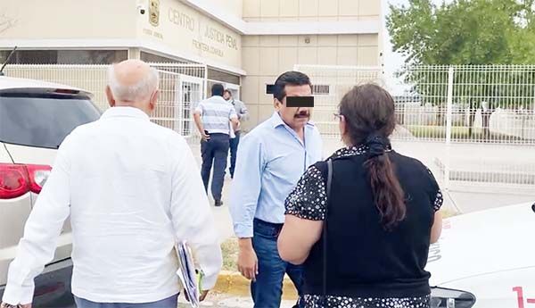 Imponen brazalete a ex diputado Saldívar