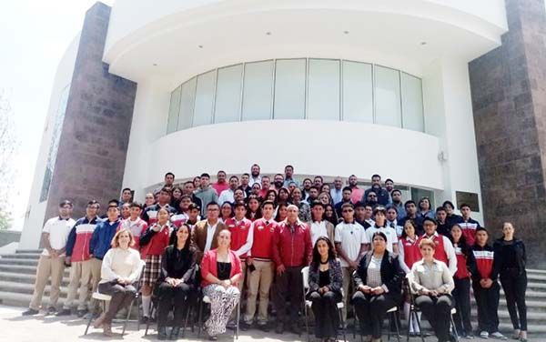 Entregan equipo a competidores del torneo de robótica
