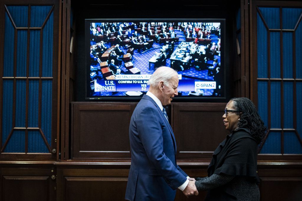 Ella es la primera jueza negra en la Corte Suprema de EU