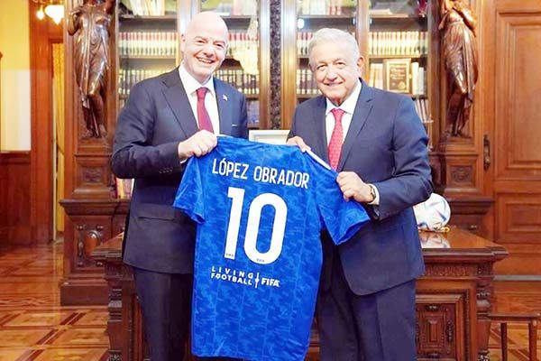 Visita Infantino a AMLO en Palacio Nacional
